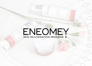 Crèmes et gel Purify Cleaneser de la marque Eneomey sur un plateau avec des roses en parapharmacie